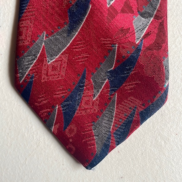 Moore’s tie - Picture 1 of 8